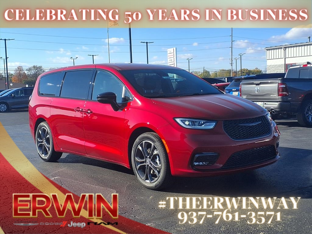 2026 Chrysler Pacifica Select's photo