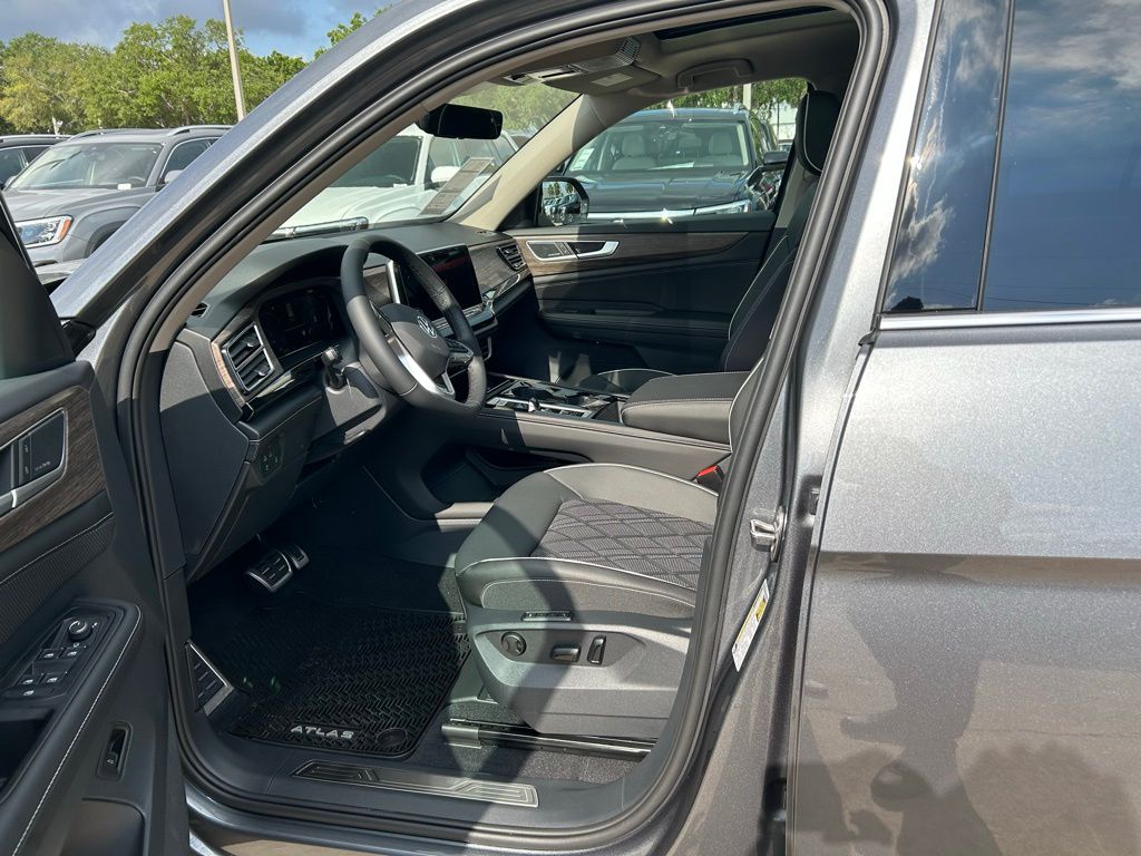 2025 Volkswagen Atlas SEL Premium R-Line photo 8