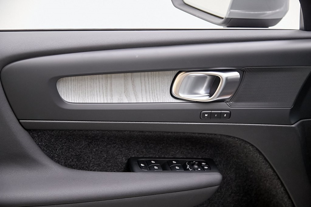 2025 VOLVO XC40 - Image 7