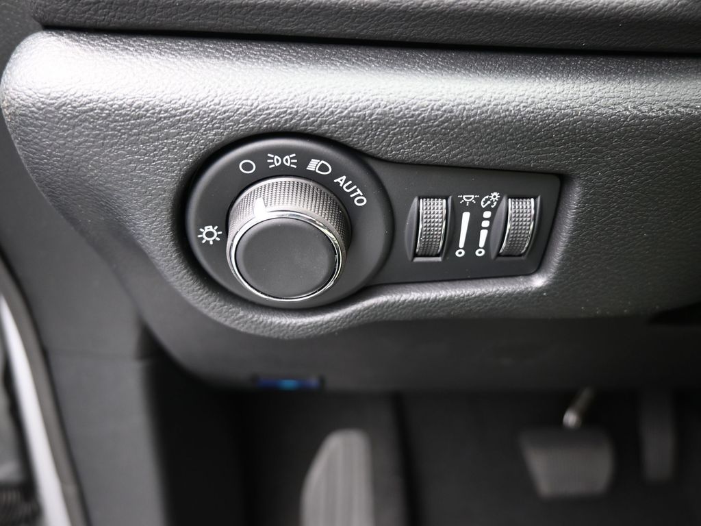 2026 Chrysler Voyager LX photo 2