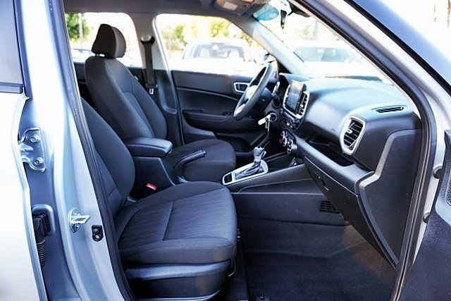 Used 2023 Silver Hyundai SE image 9