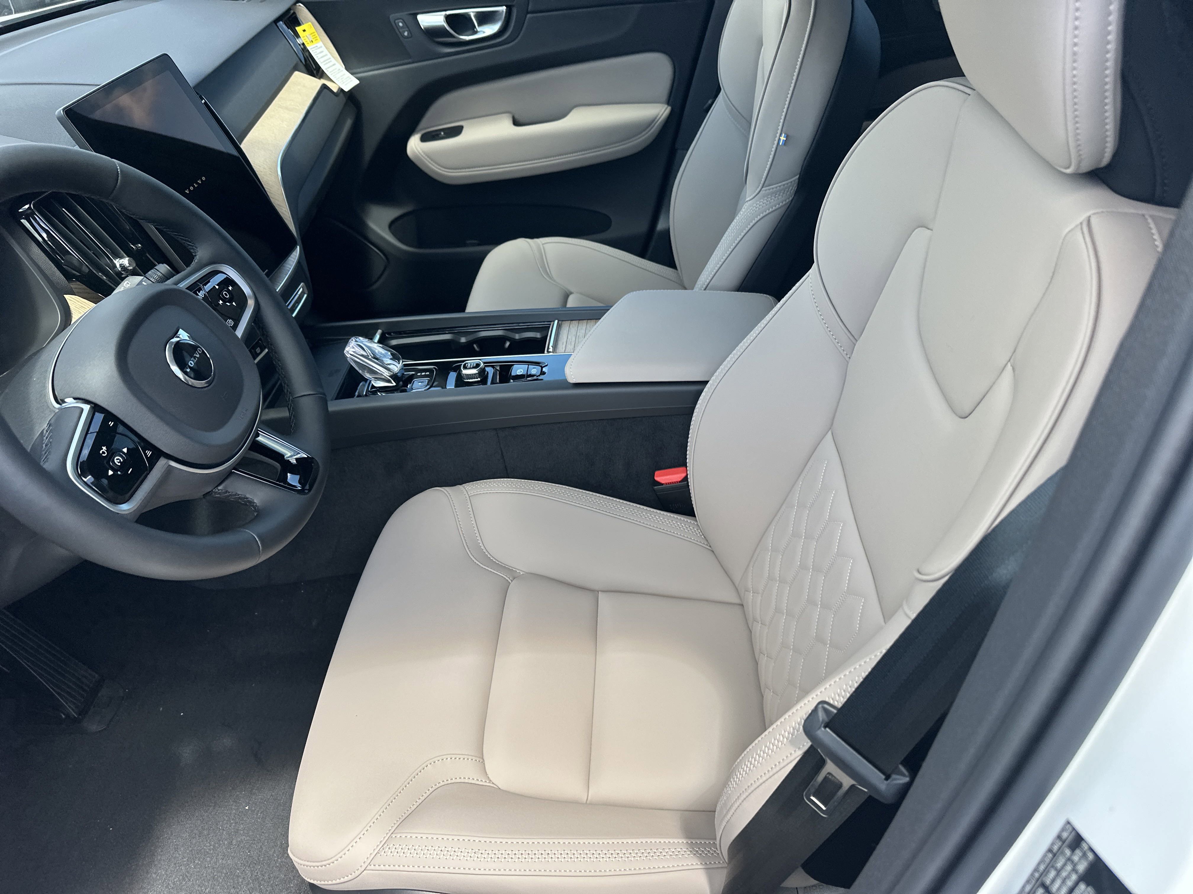 2026 Volvo XC60 B5 Plus photo 5