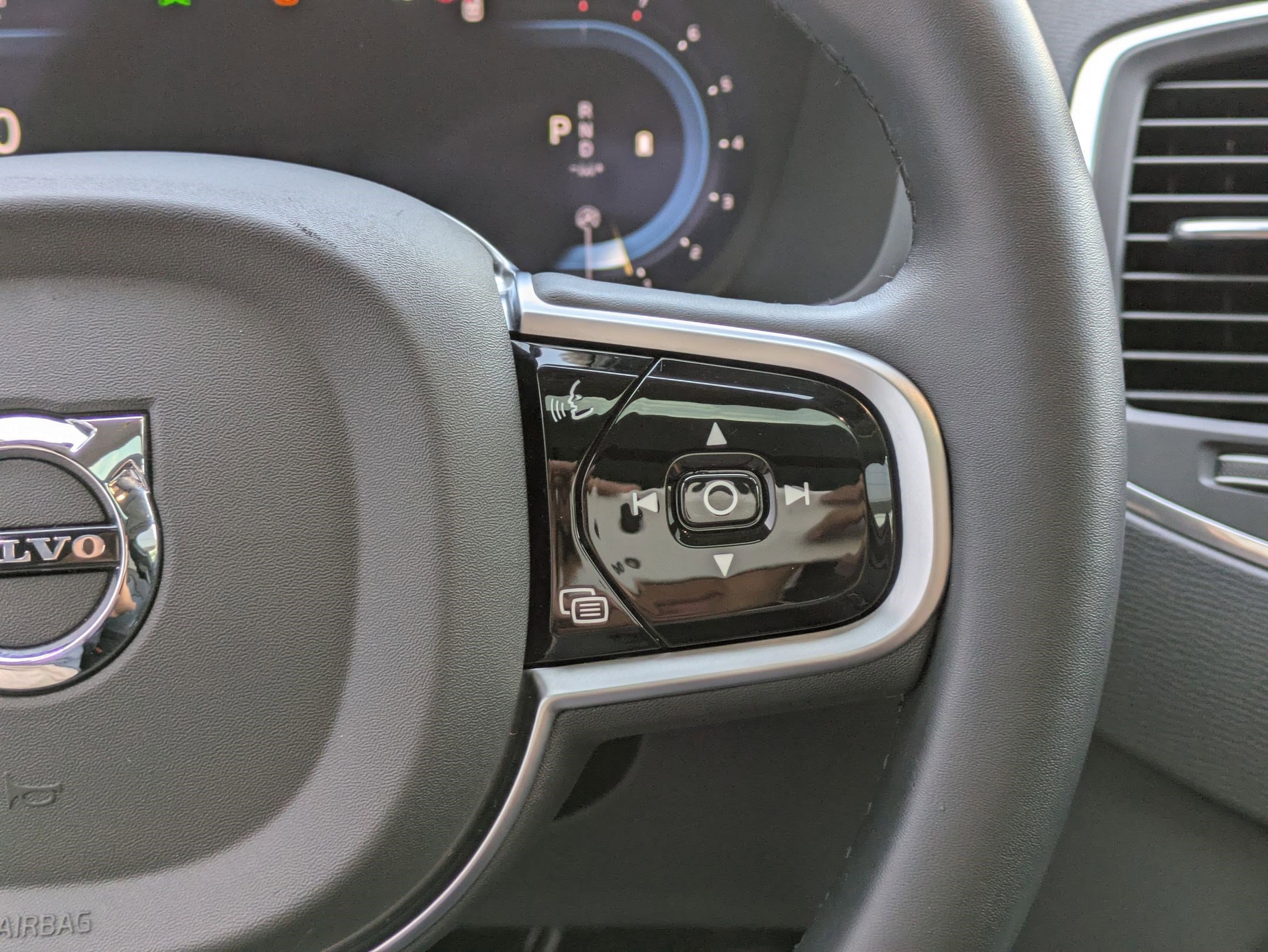 2025 Volvo XC90 Core photo 16