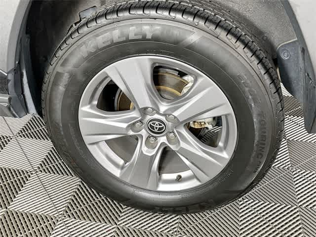 2022 Toyota RAV4 Hybrid XLE photo 31
