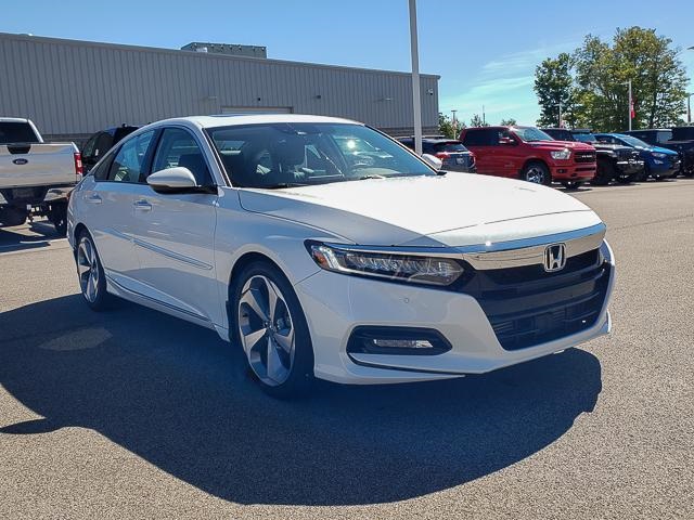 2019 Honda Accord Touring 2.0T photo 3