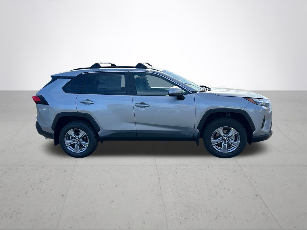 2025 Toyota RAV4 XLE photo 6