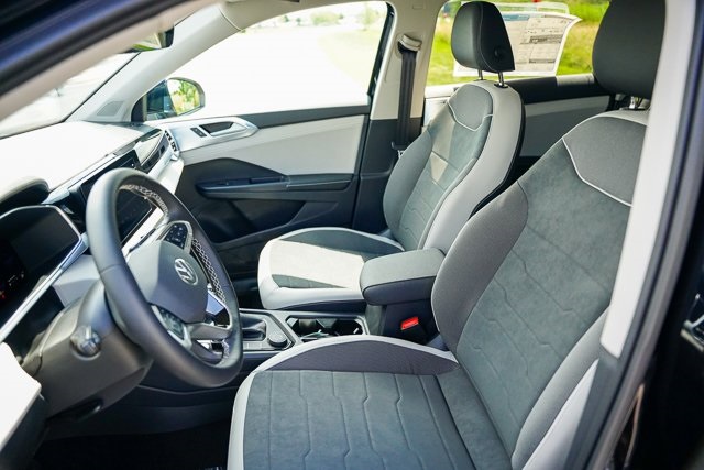 2025 Volkswagen Taos SE photo 4