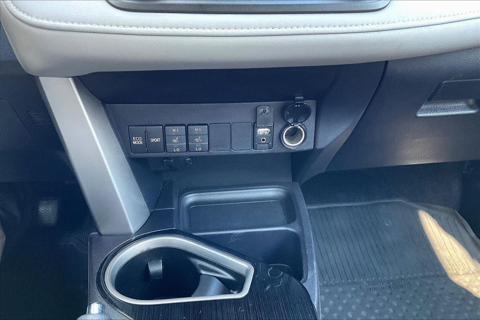 2017 Toyota RAV4 Limited photo 31