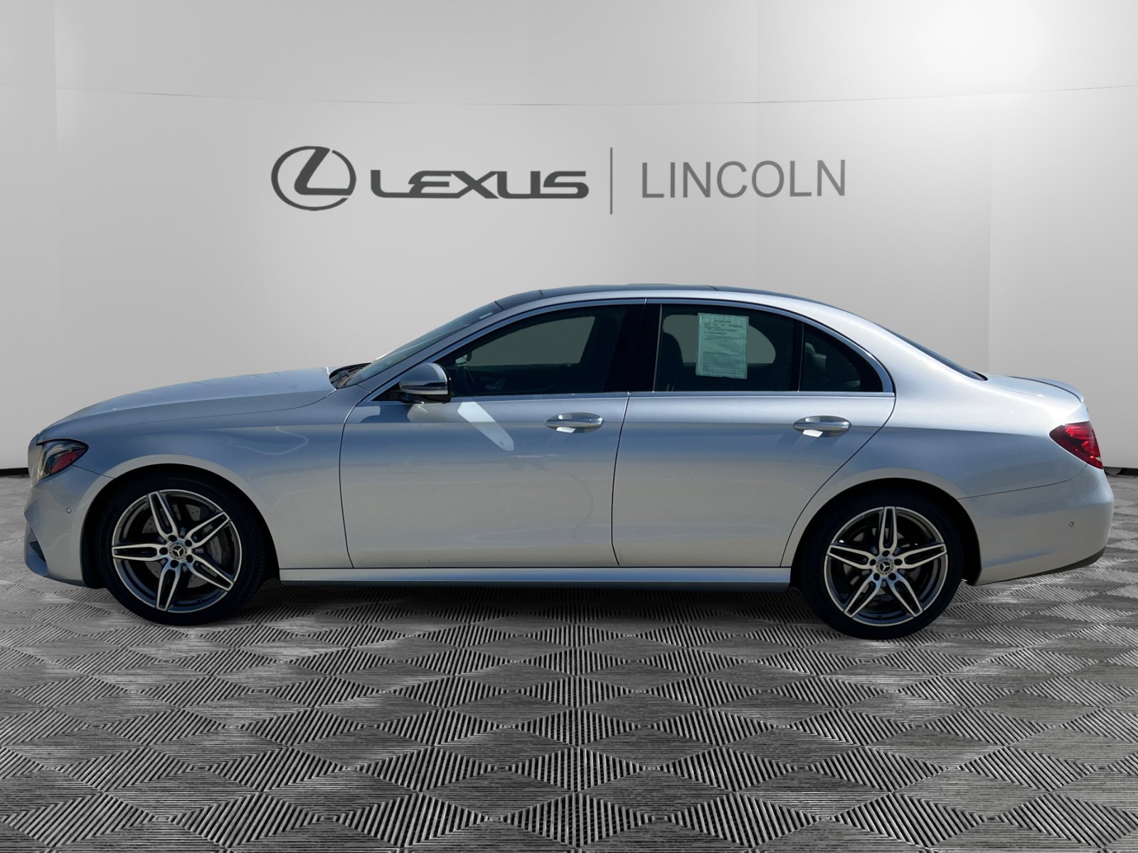 2018 Mercedes Benz E 300 Sedan 4MATIC photo 2