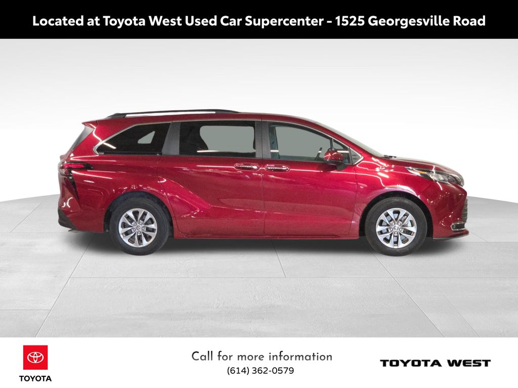 2023 Toyota Sienna XLE photo 4