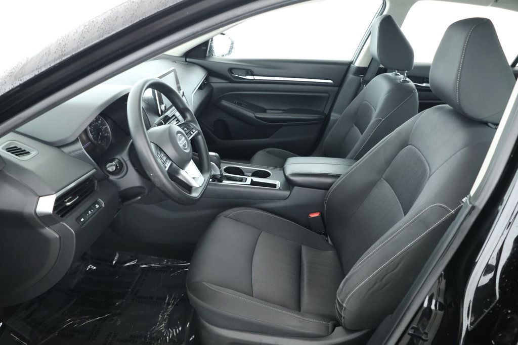 2022 Nissan Altima SV photo 17