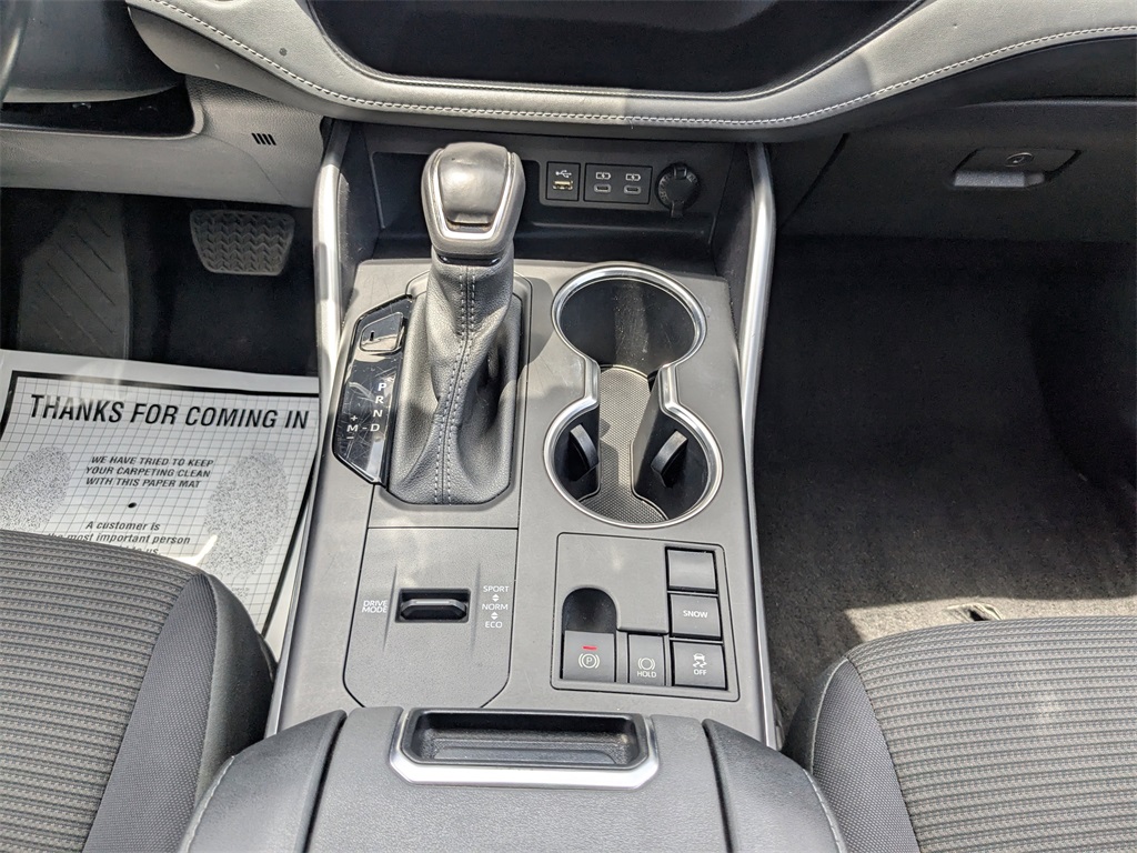2023 Toyota Highlander LE photo 17