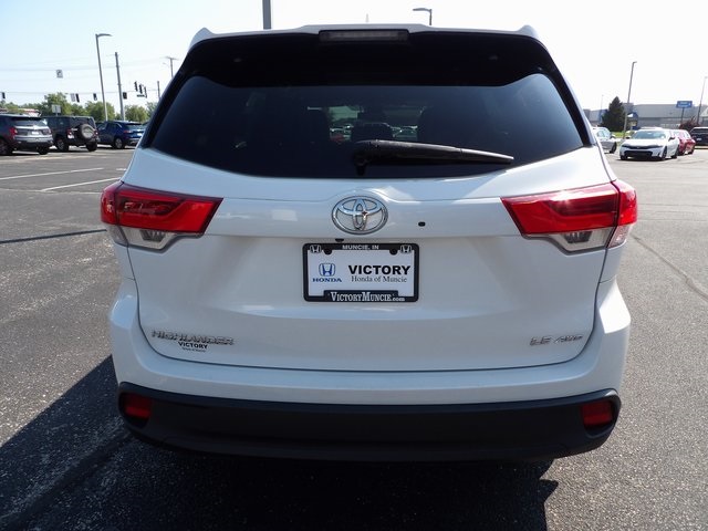 2019 Toyota Highlander LE photo 6