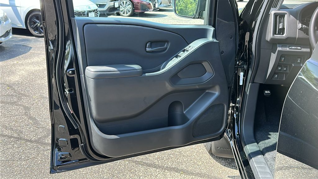 2025 Nissan Frontier S photo 8