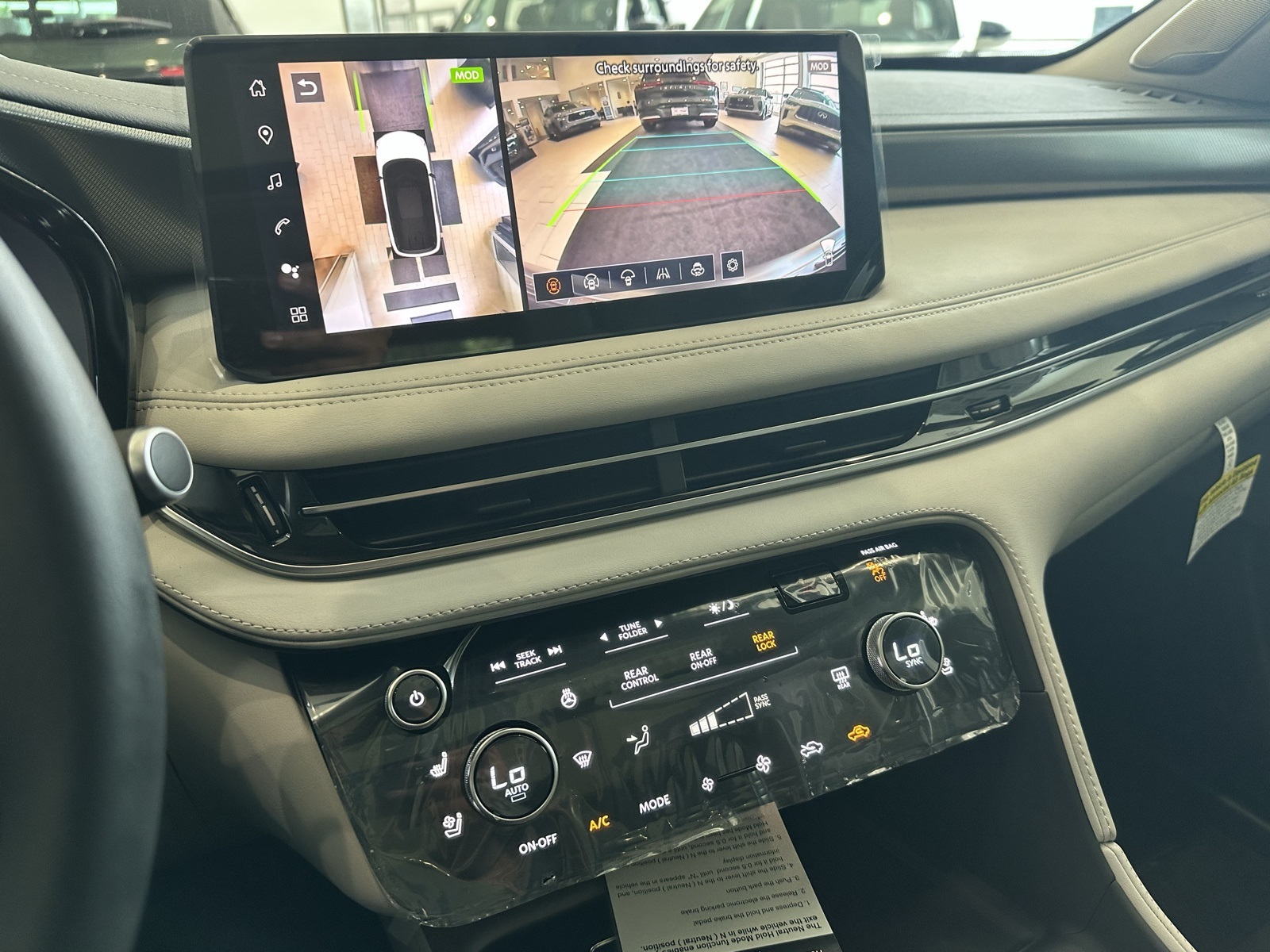 2026 Infiniti QX60 Luxe photo 19