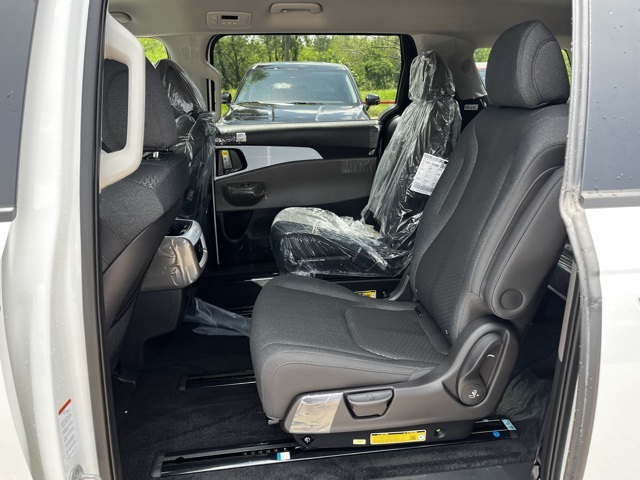 2026 Kia Carnival LX photo 17