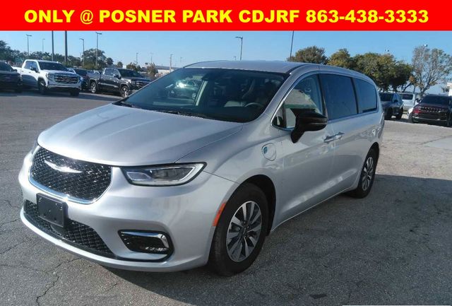 2024 Chrysler Pacifica PHEV Select's photo