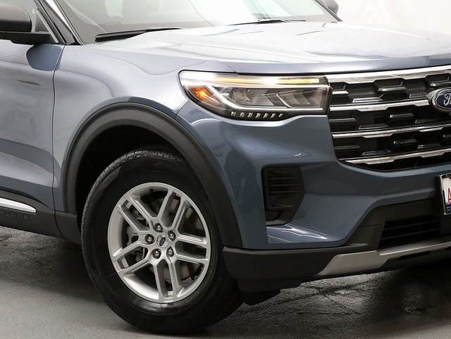 2025 Ford Explorer photo 3