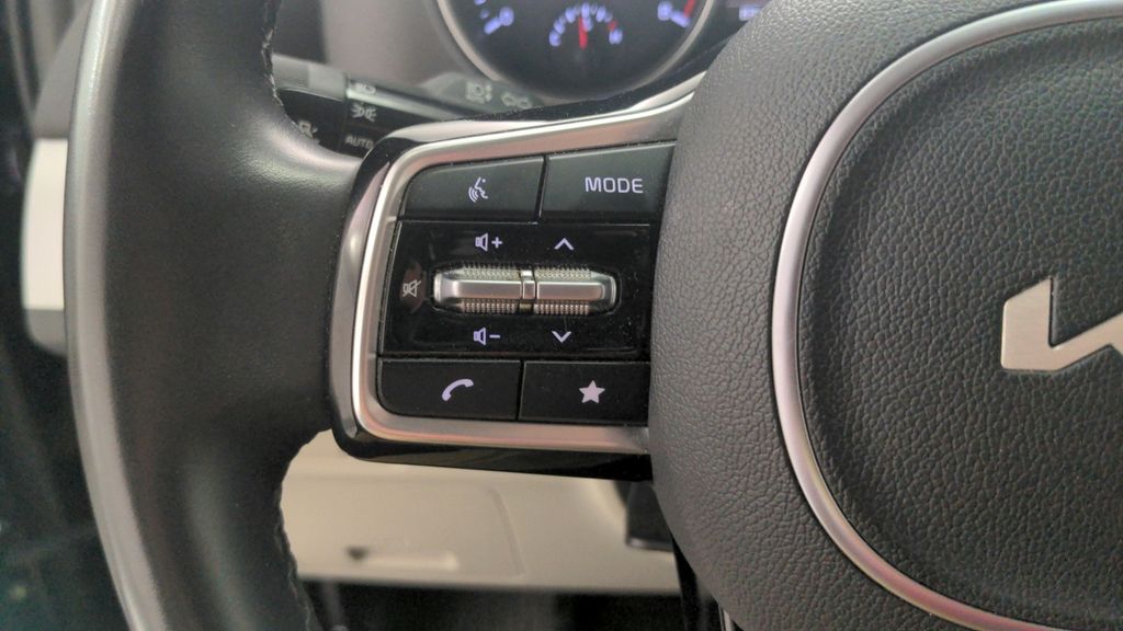 2024 Kia Carnival LX photo 17