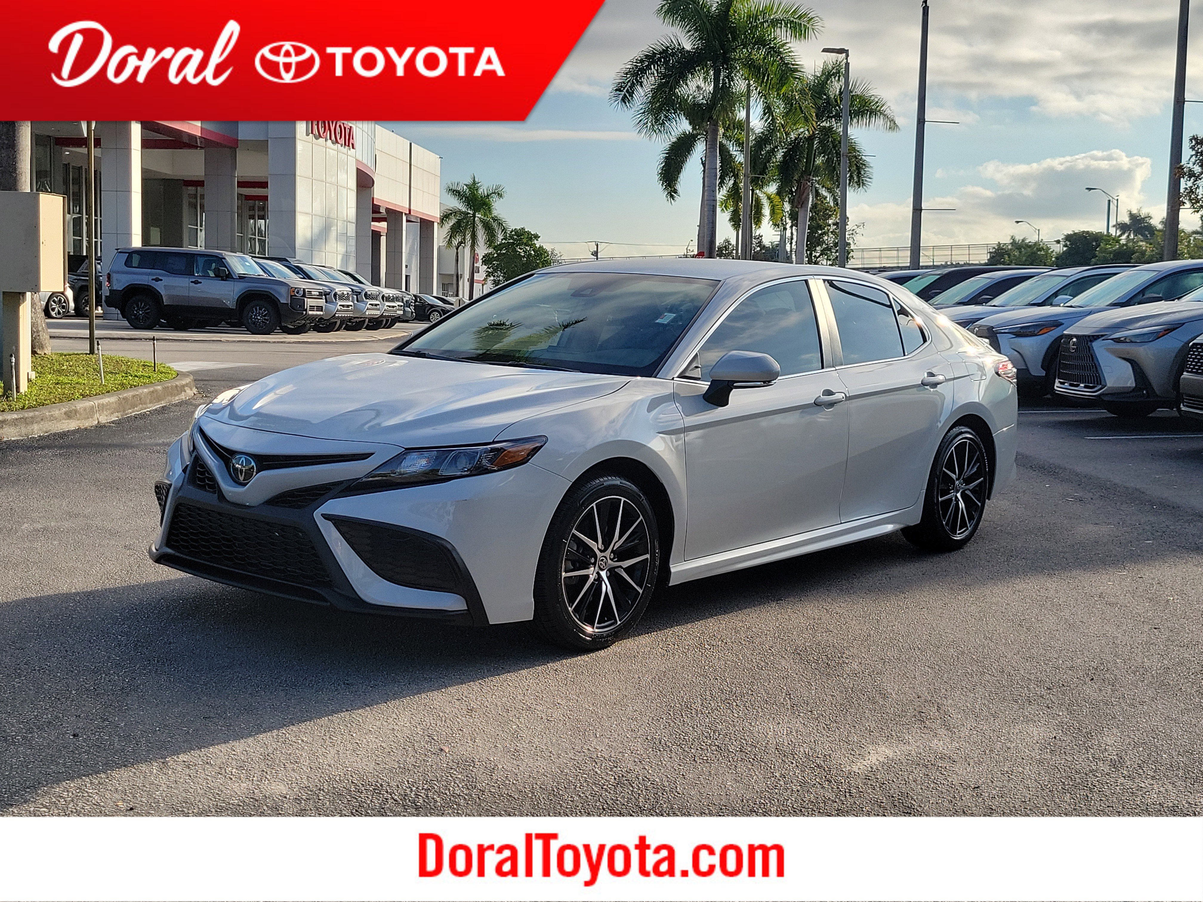 2023 Toyota Camry SE's photo