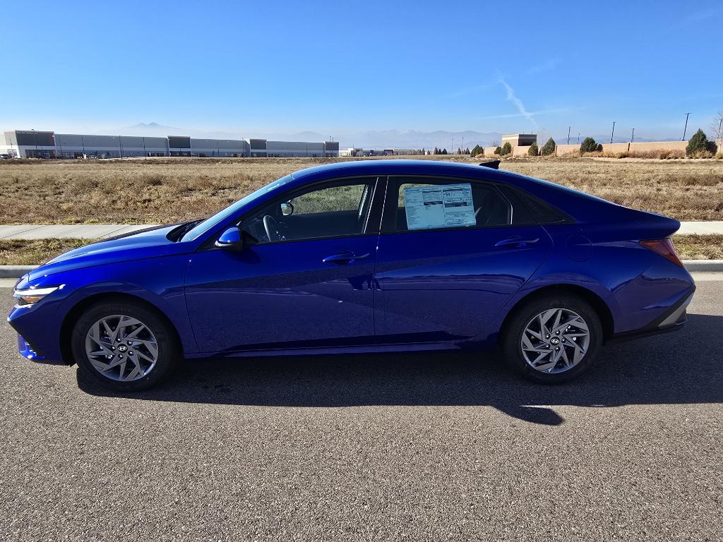 2026 Hyundai Elantra Blue SEL Sport photo 2