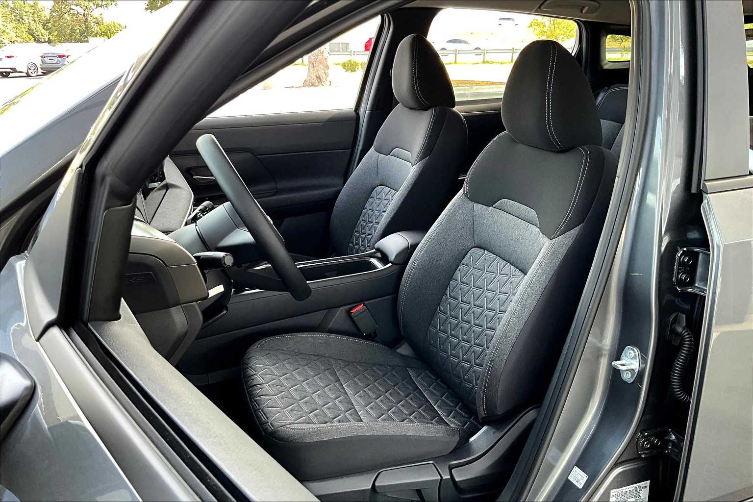 2025 Nissan Kicks SV photo 8