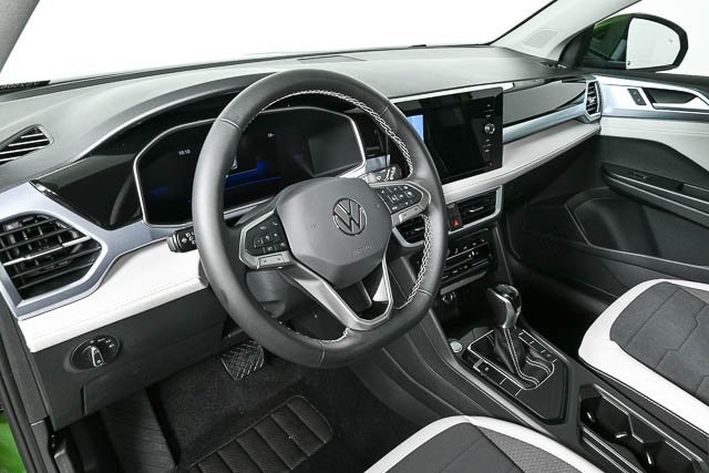 2025 Volkswagen Taos SE photo 4