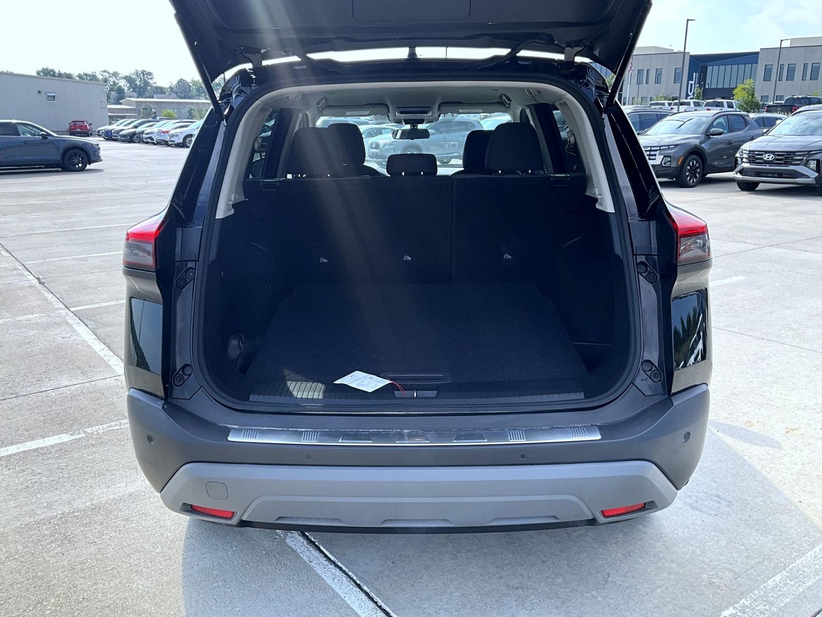 2022 Nissan Rogue SV photo 9