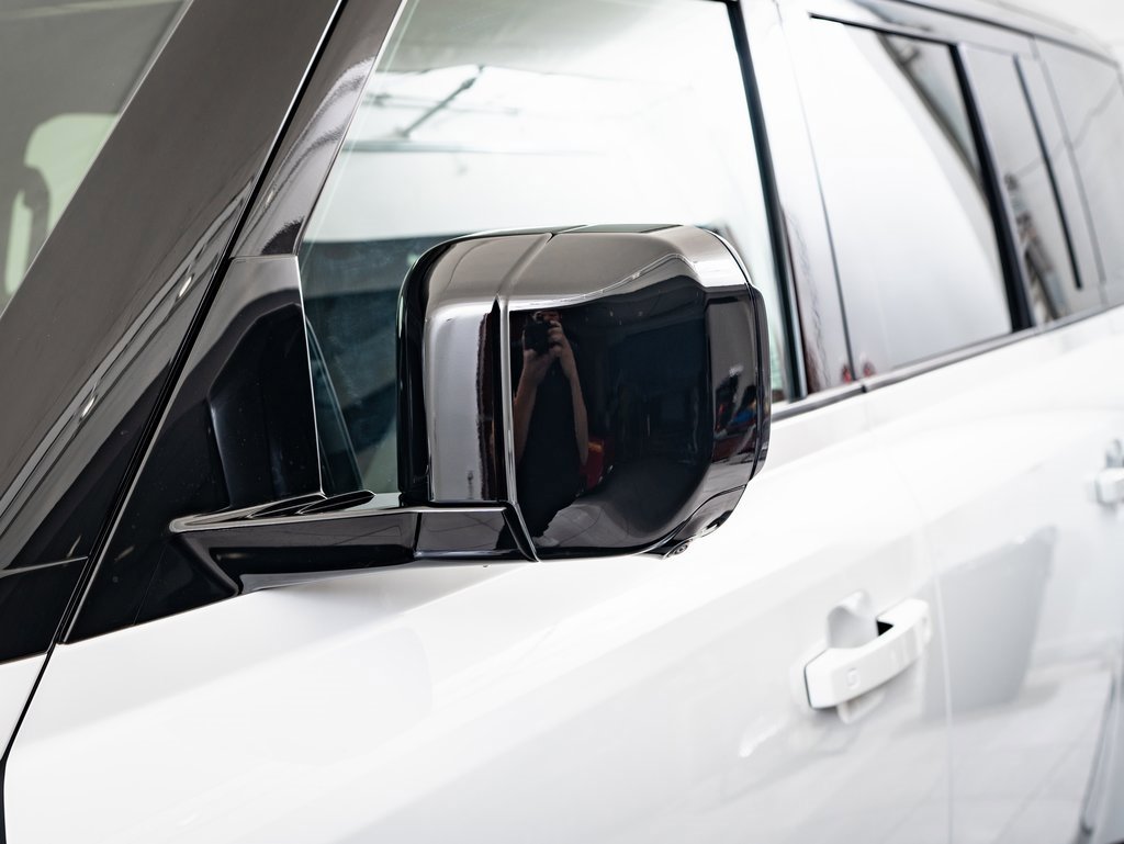 2025 Land Rover Defender 110 X-Dynamic SE photo 14