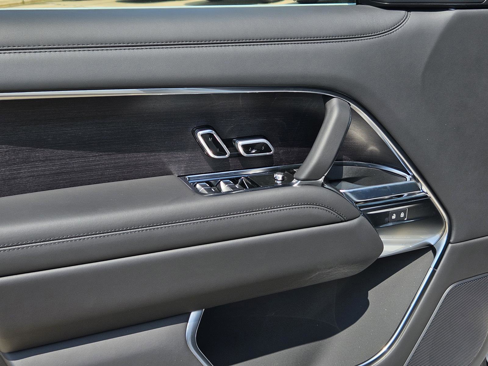 2025 Land Rover Range Rover SE photo 21
