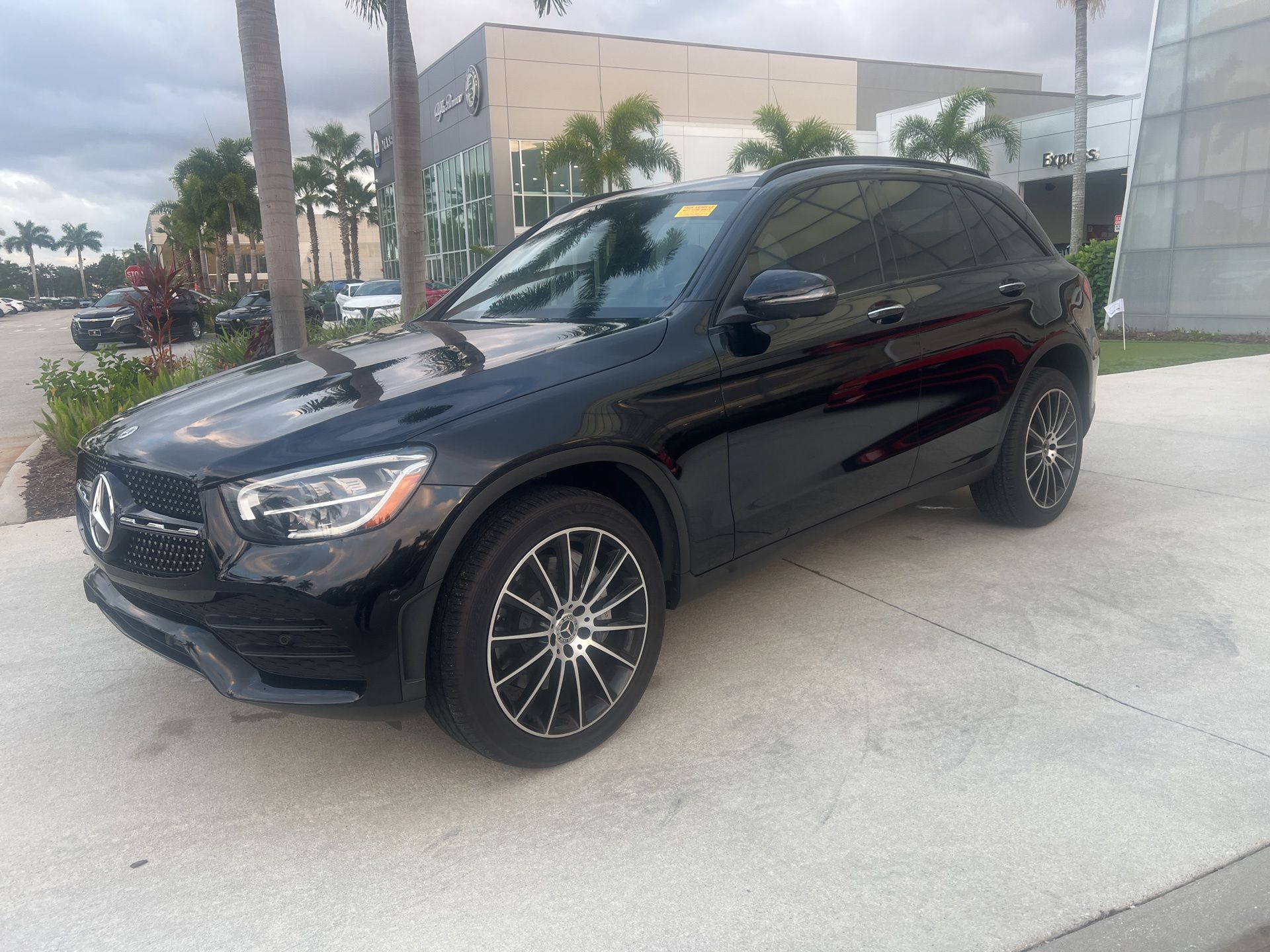 2022 Mercedes Benz GLC 300 photo 3