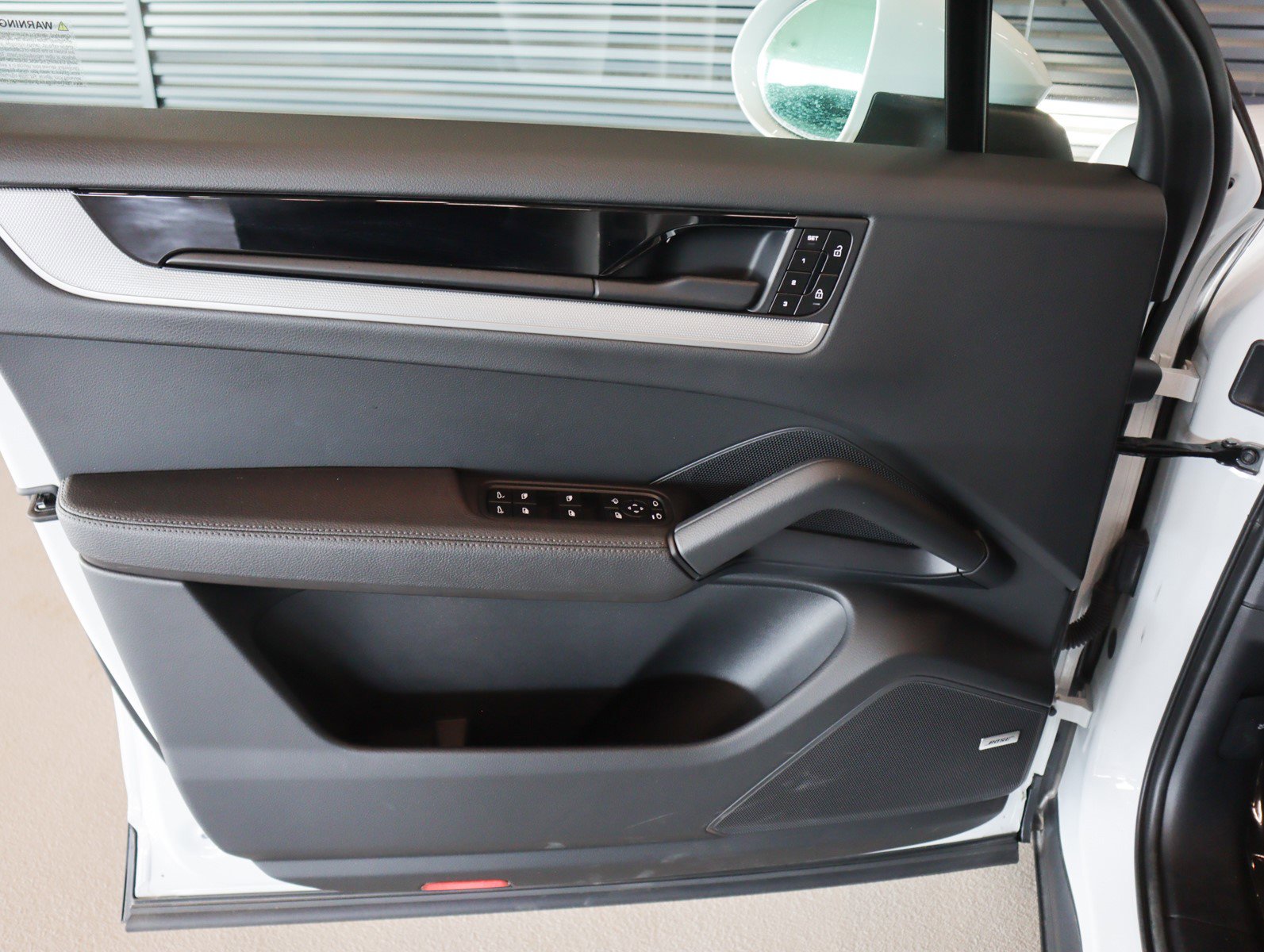 2024 Porsche Cayenne S photo 24
