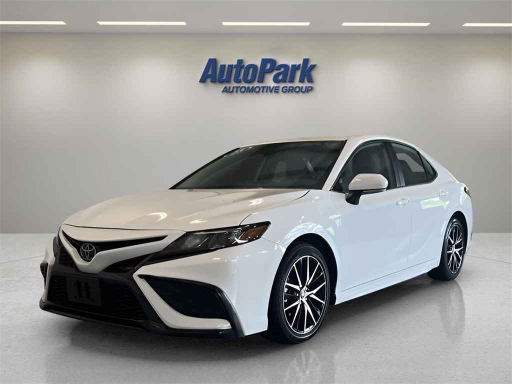 2023 Toyota Camry SE photo 3