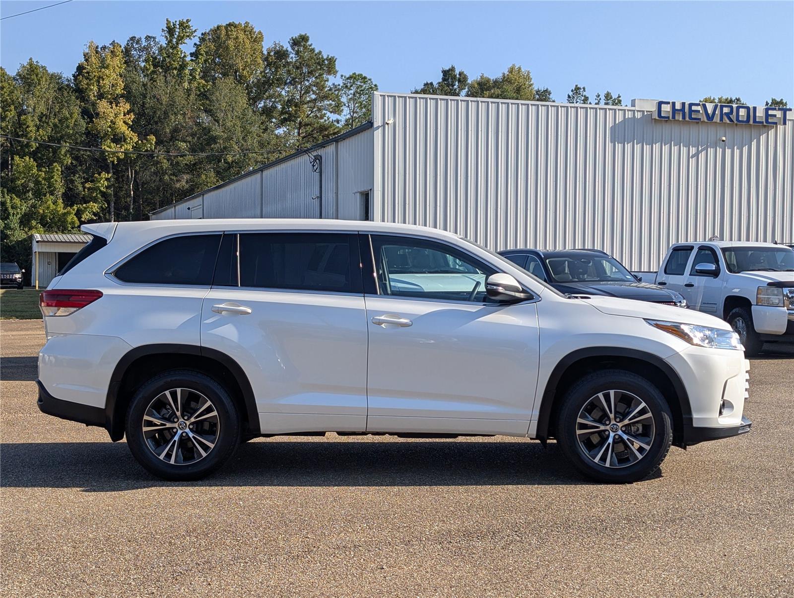 2018 Toyota Highlander LE photo 5