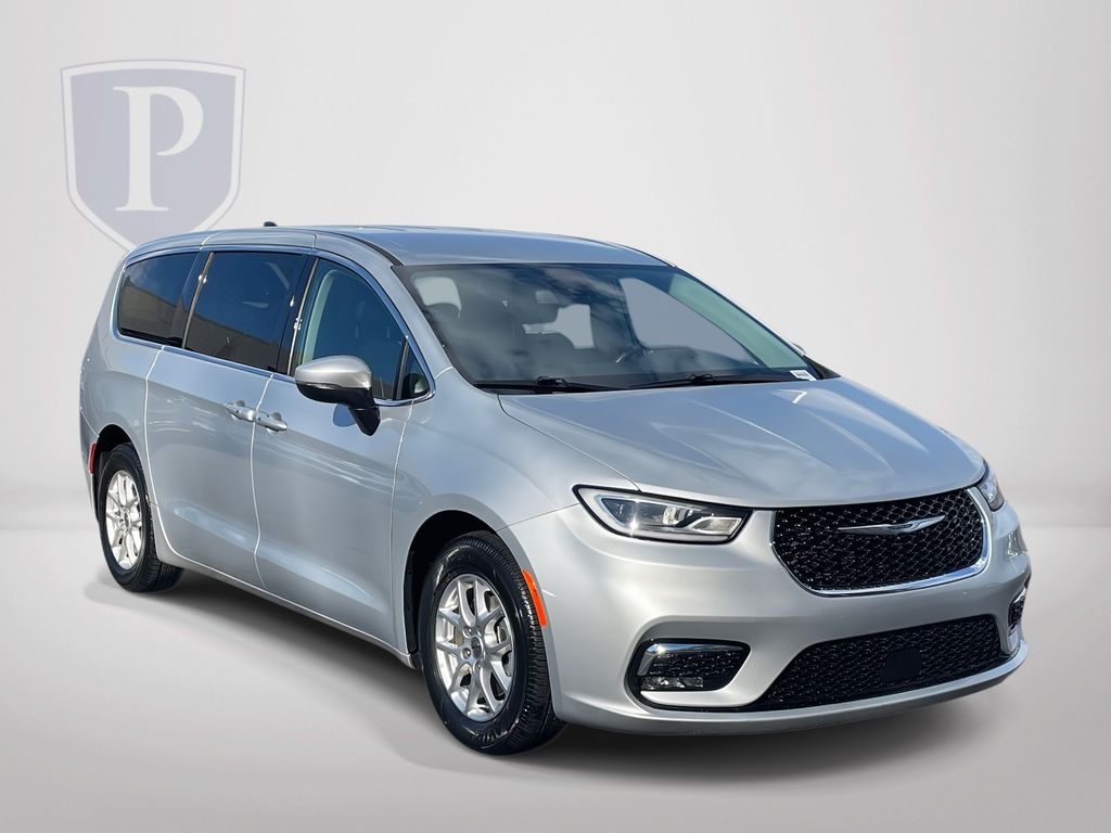 2023 Chrysler Pacifica Touring L's photo