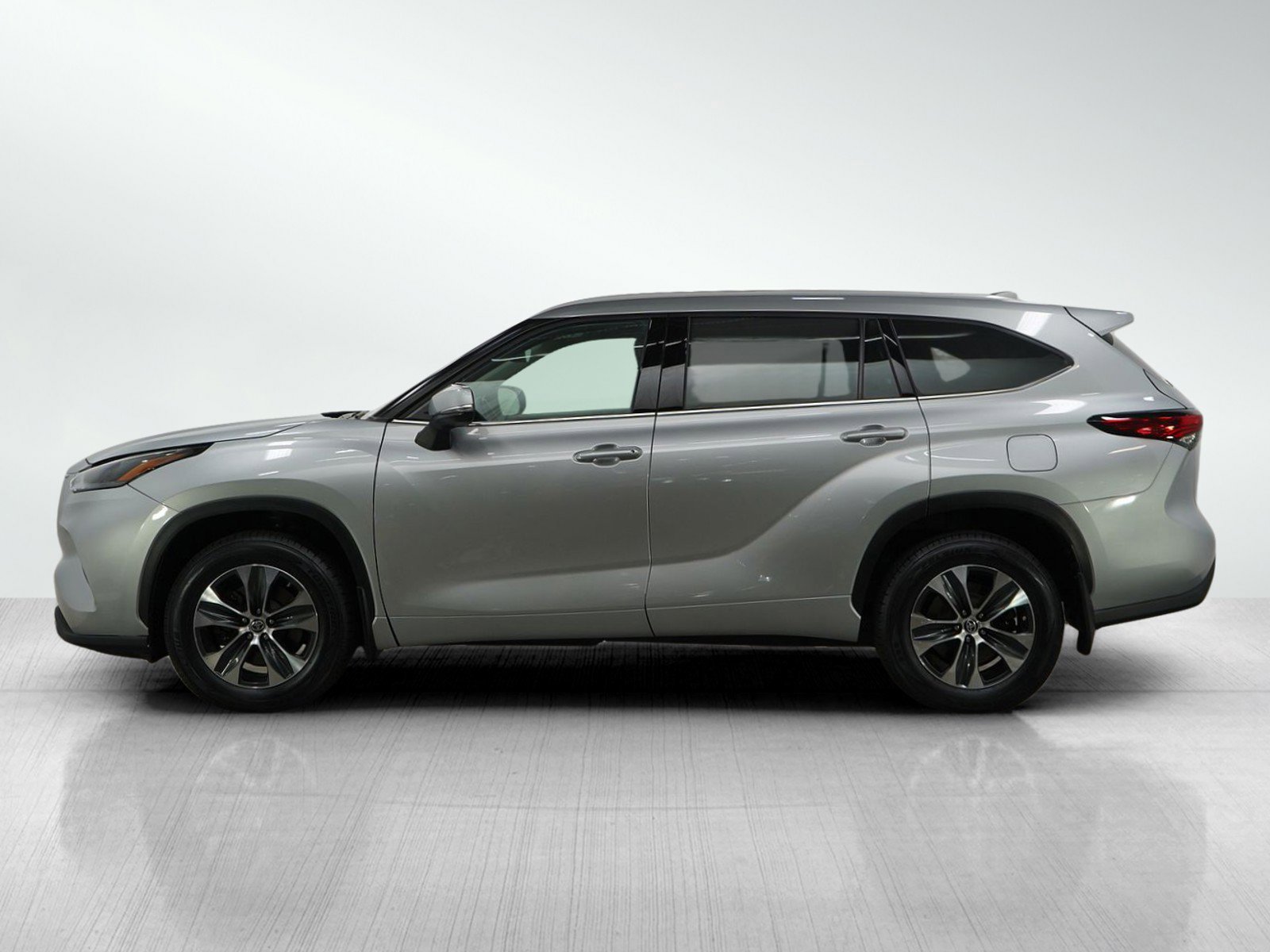 2022 Toyota Highlander XLE photo 2