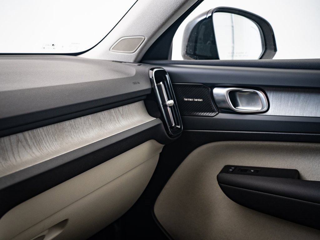 2024 Volvo XC40 Plus photo 30