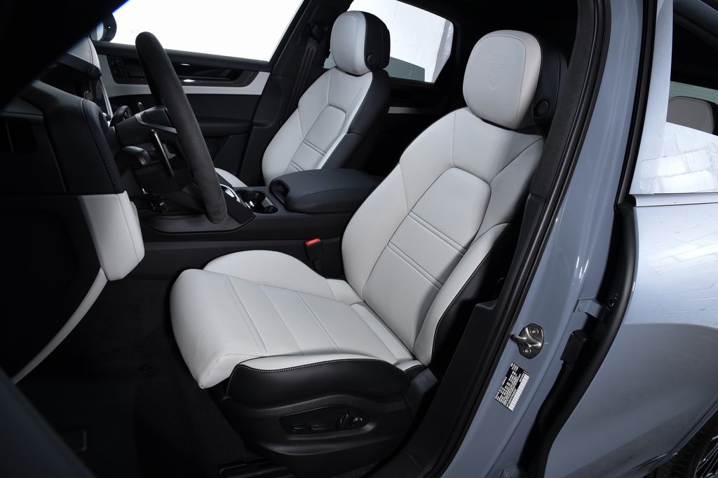 2026 Porsche Cayenne GTS photo 4