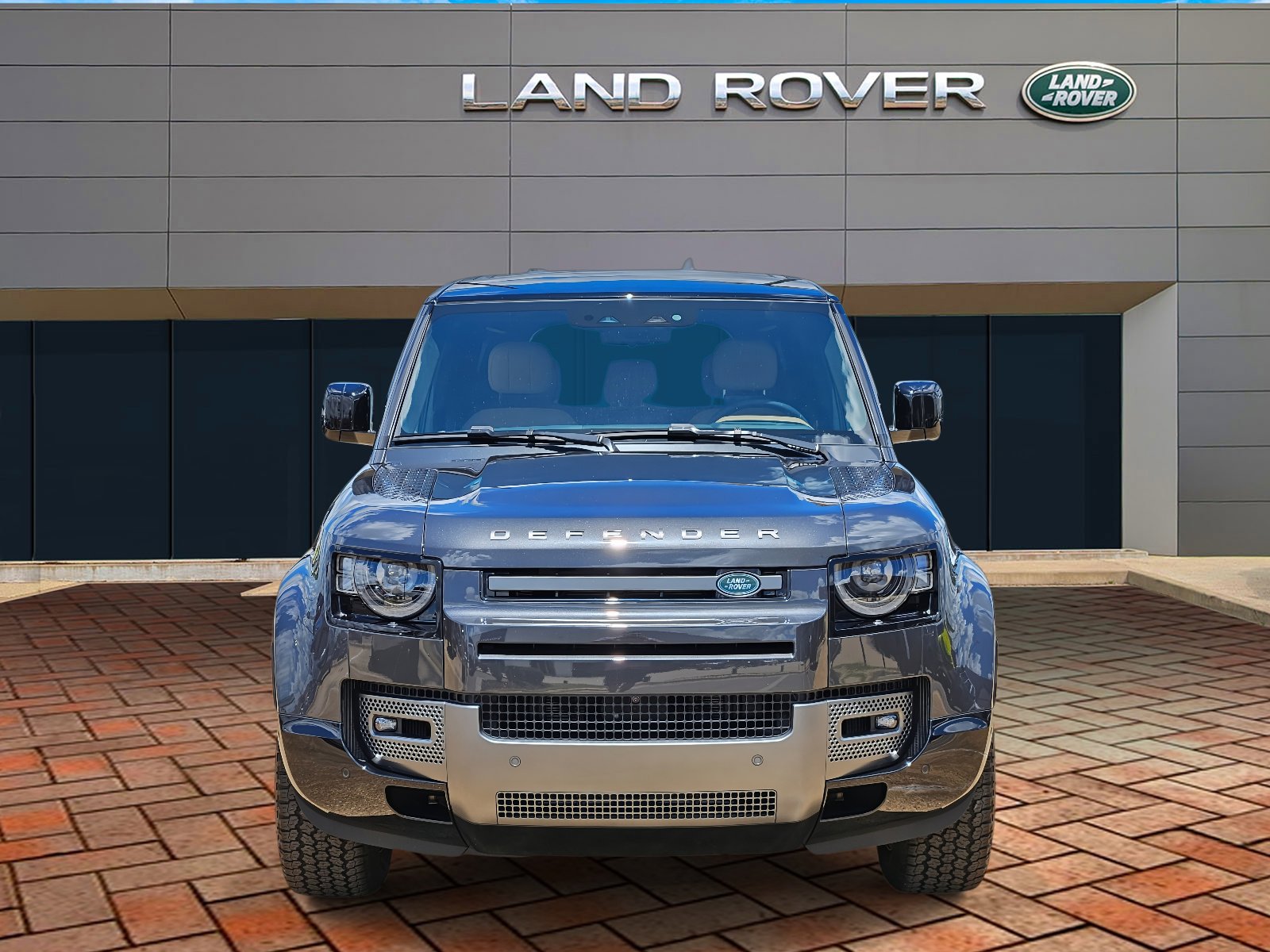 2025 Land Rover Defender 110 V8 photo 2