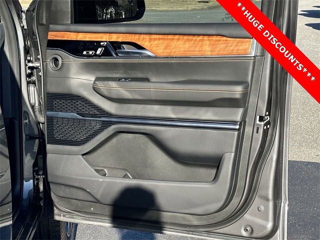 2023 Jeep Grand Wagoneer III photo 14