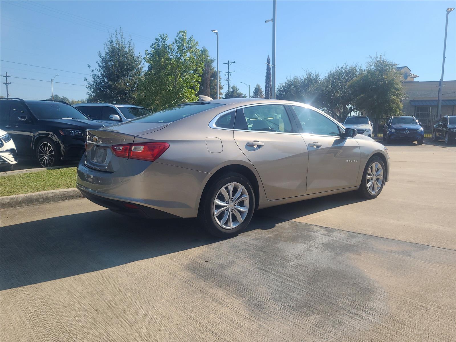 2024 Chevrolet Malibu 1LT photo 2