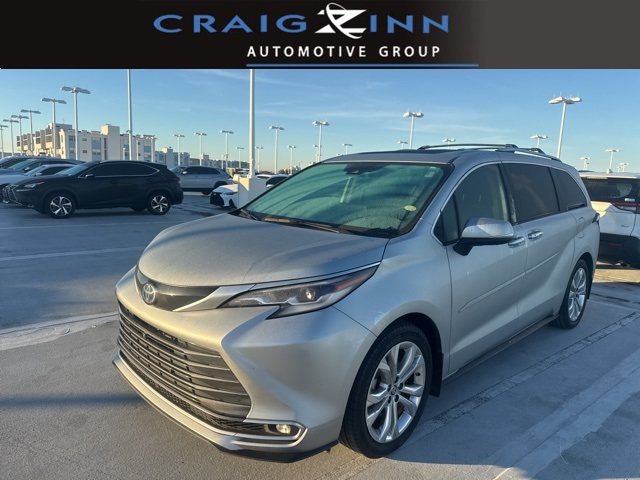 2023 Toyota Sienna Platinum's photo