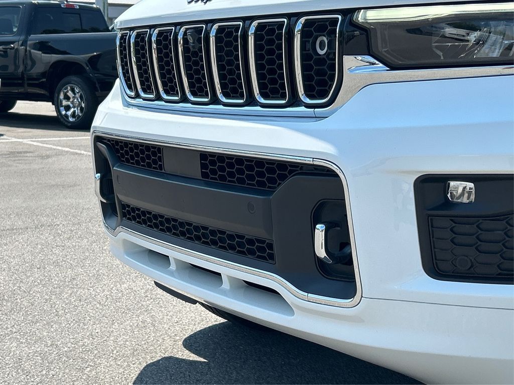 2023 Jeep Grand Cherokee Overland photo 18