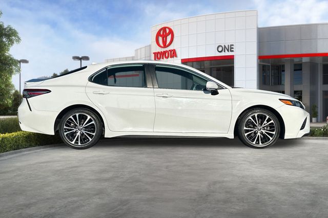2019 Toyota Camry SE XLE photo 3