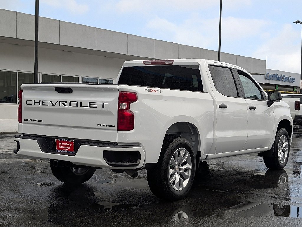 2025 Chevrolet Silverado Custom photo 4