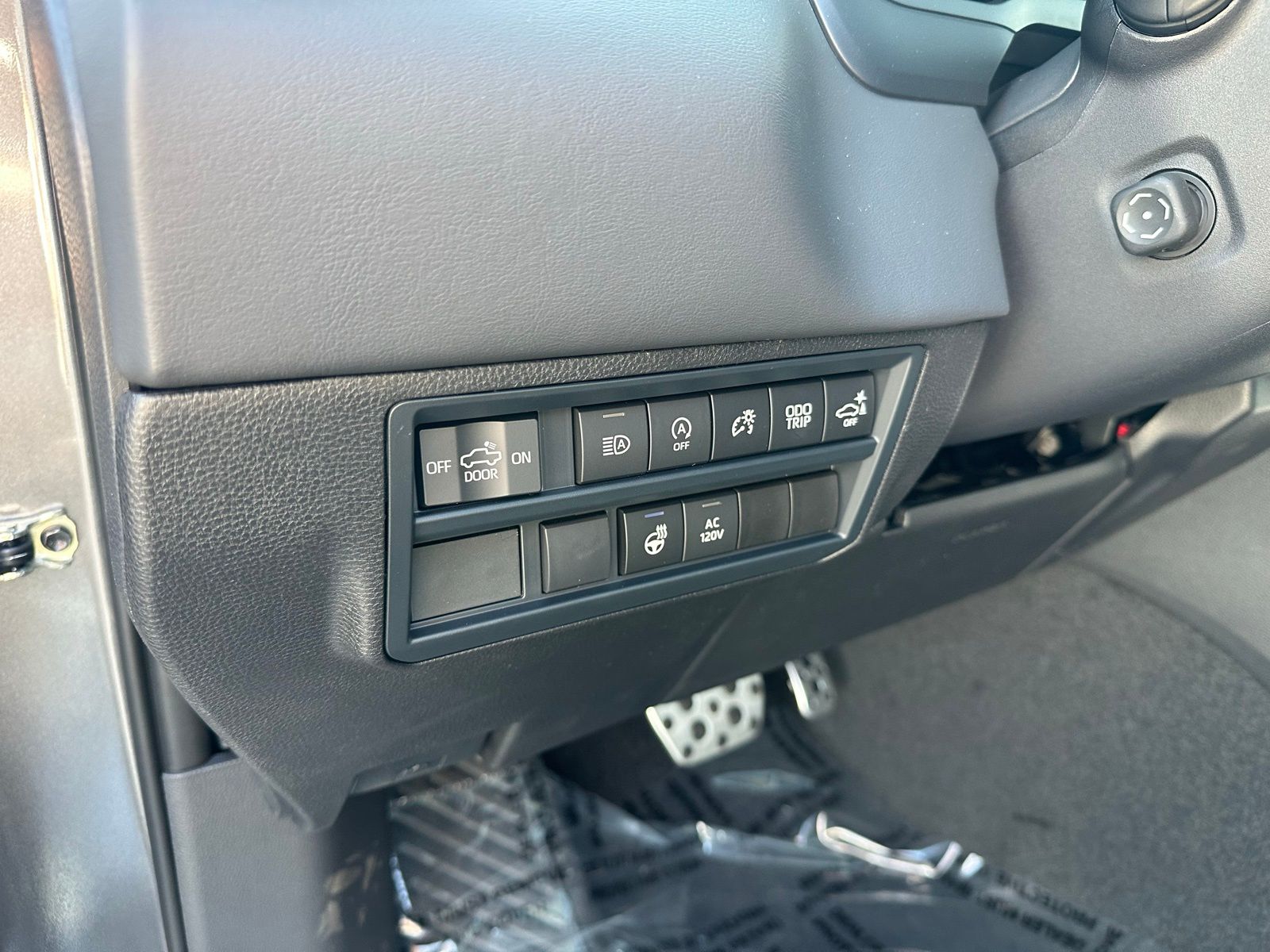 2025 Toyota Tundra Platinum CrewMax photo 18