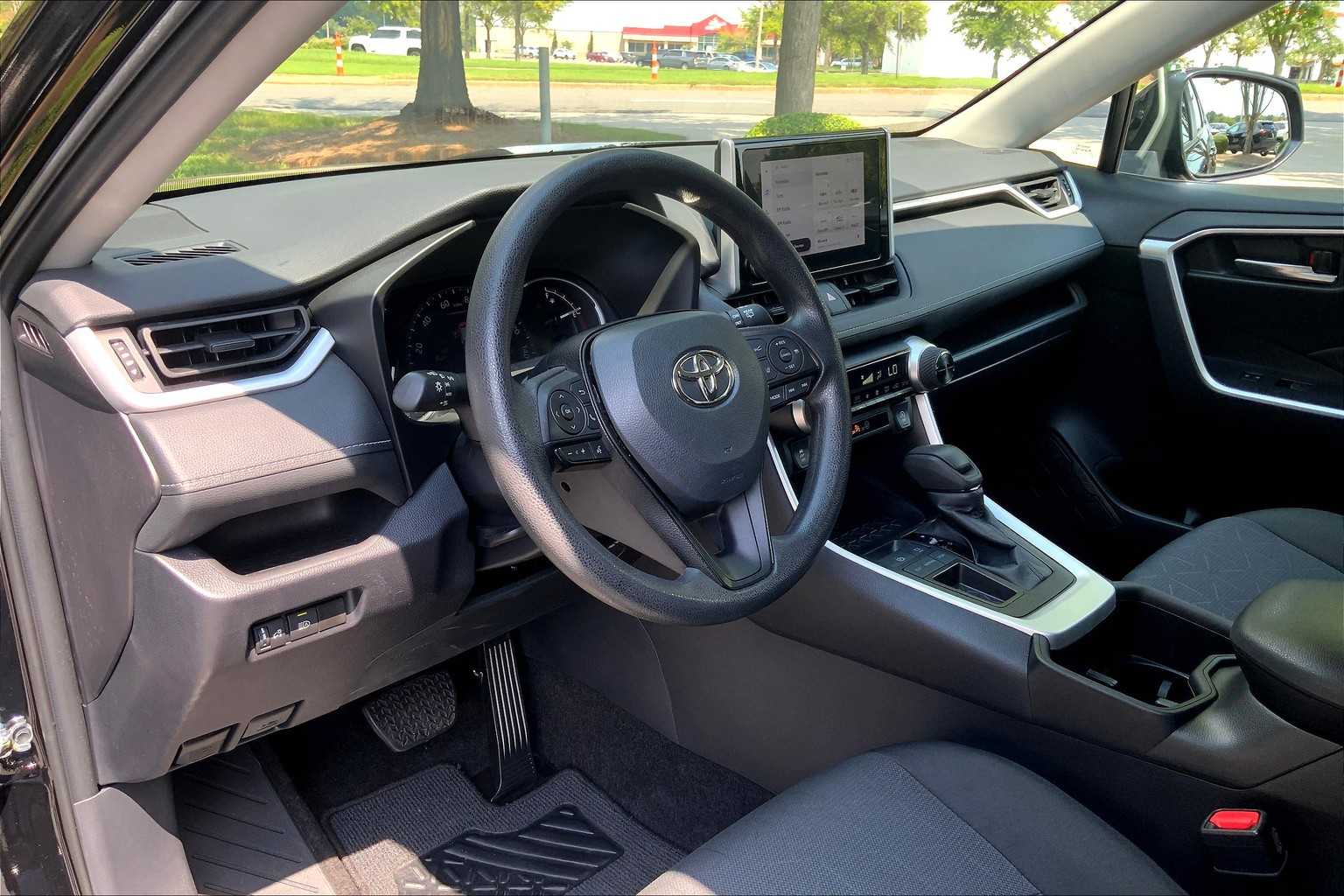 2024 Toyota RAV4 XLE photo 14