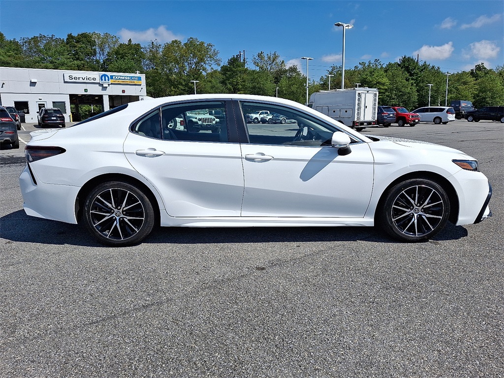 2022 Toyota Camry SE photo 8