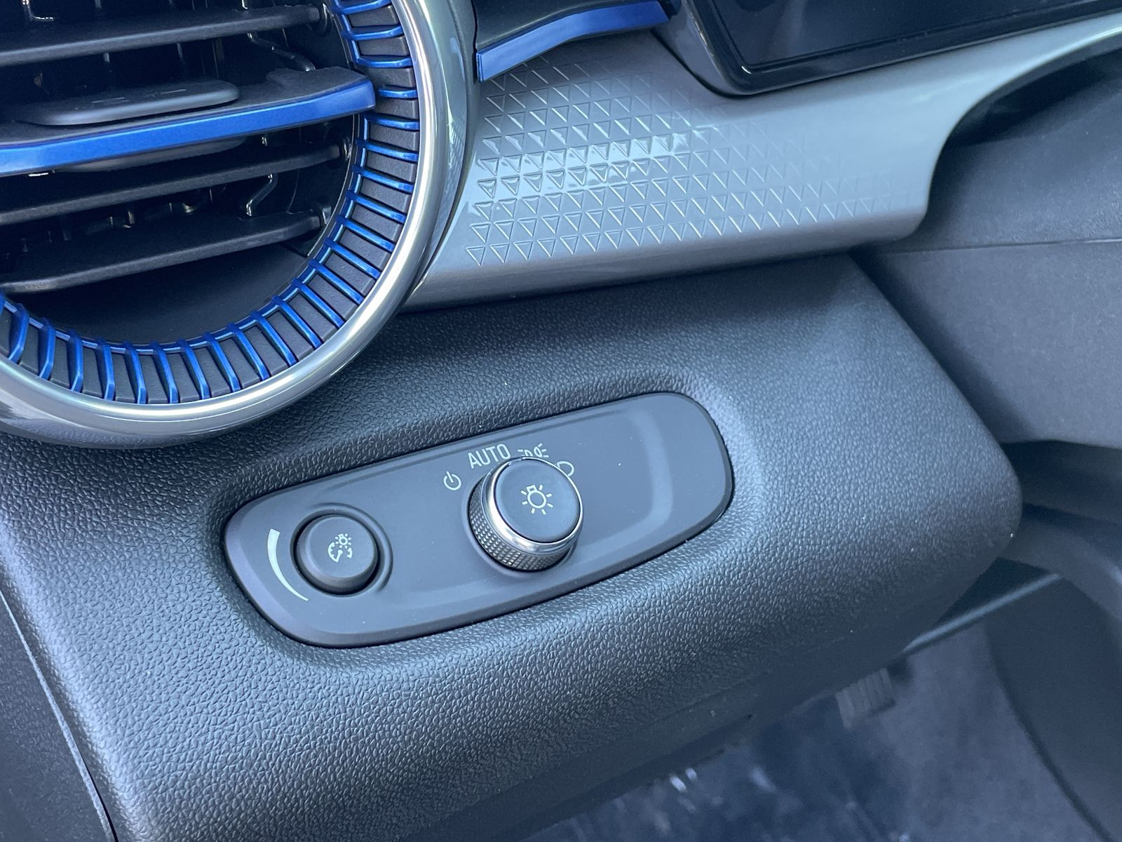 2025 Chevrolet Trax LT photo 17