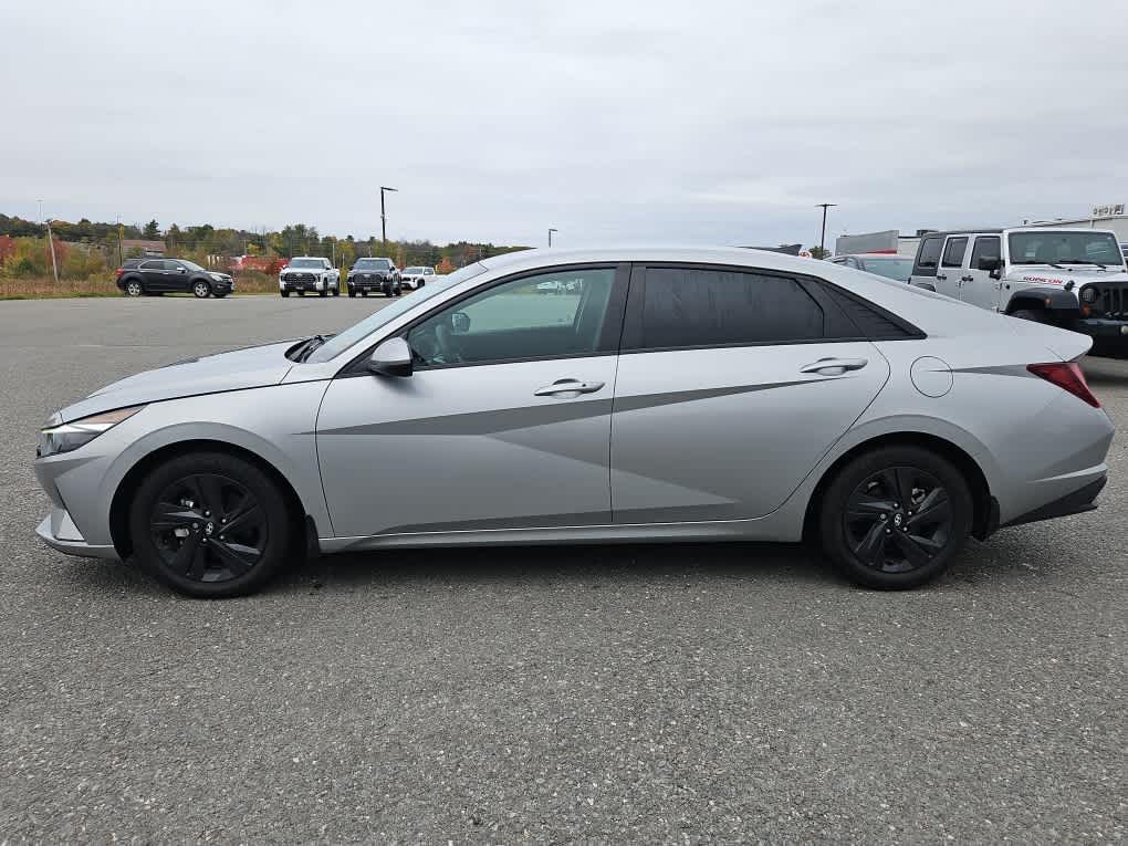 2022 Hyundai Elantra SEL photo 2